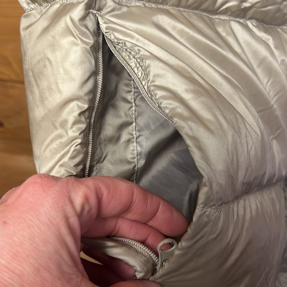 Uniqlo Women Light Down Vest Md Wide Quilted Lightweight tan fall layering warm - Picture 8 of 9